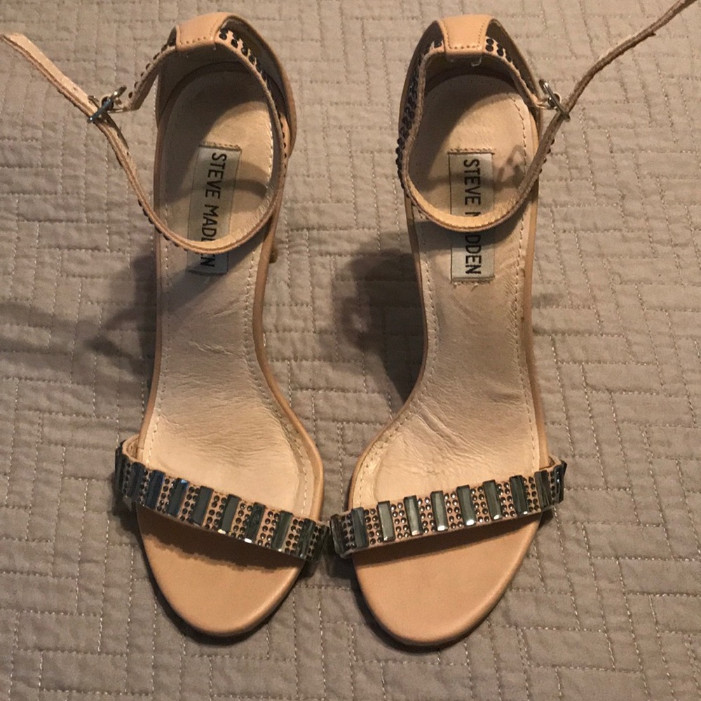 Steve Madden nude heeled sandal - size 7